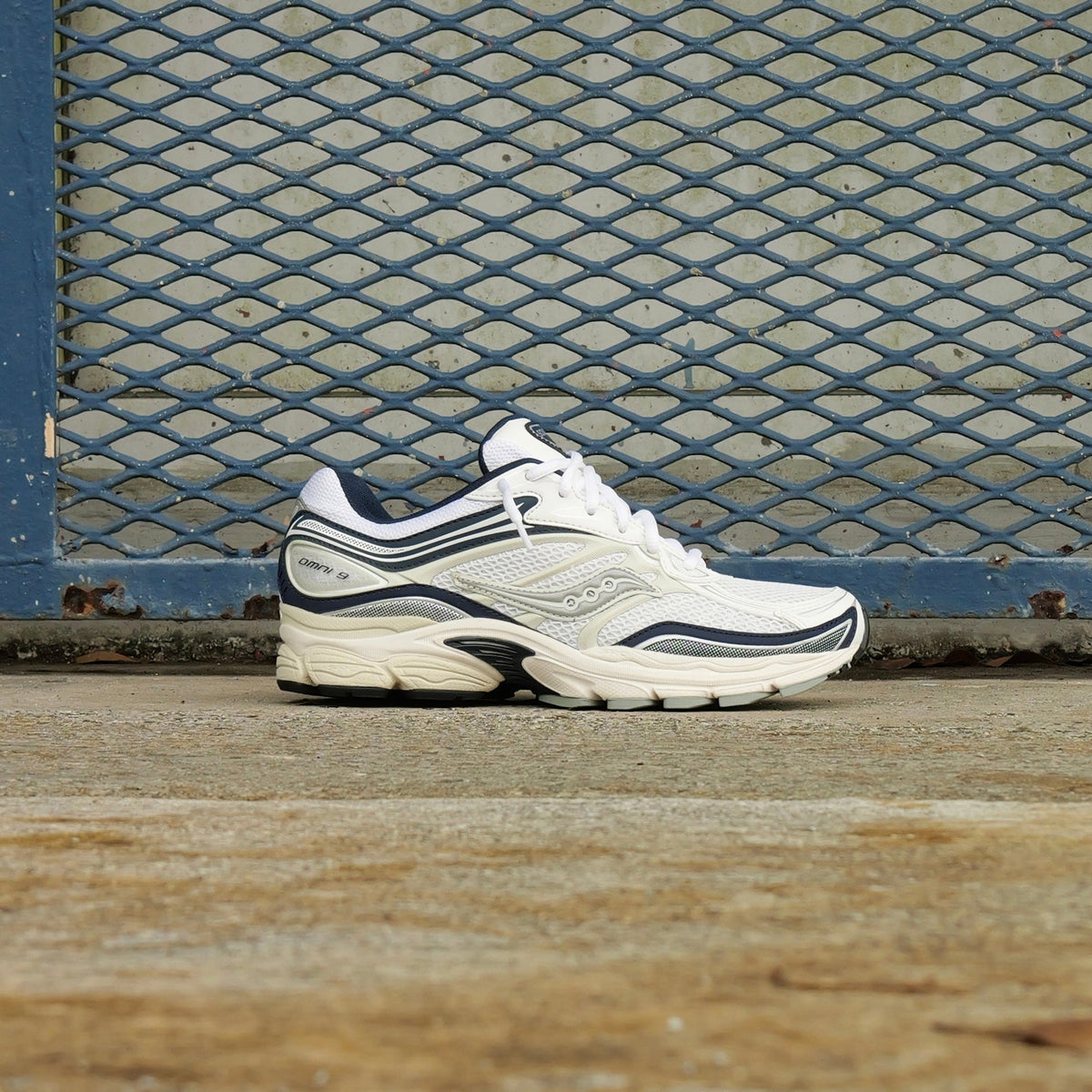 Mens Saucony ProGrid Omni 9 (White/Navy)
